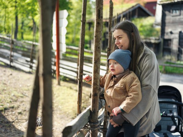 Kvinna och barn på Skansen